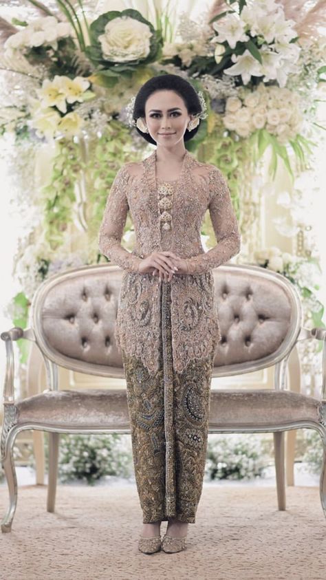 Jangan lupa untuk FOLLOW & Kunjungi Marketplace Toko Kami dengan cara Klik Gambar ya! HAPPY SHOPPING 😊🥳 Vera Kebaya, Kebaya Moden, Indonesian Kebaya, Kebaya Lace, Baju Kahwin, Kebaya Wedding, Kebaya Modern Dress, Muslimah Wedding Dress, Kebaya Brokat