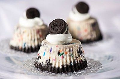 Oreo Ice Cream Cake | mini ice cream cakes | Cute Everything Oreo Treats, Oreo Ice Cream Cake, Tartlets Recipe, Oreo Ice Cream, Ice Cream Cake Recipe, Easy Ice Cream, Holiday Dessert Recipes, Chocolate Sandwich Cookies, Chocolate Sandwich