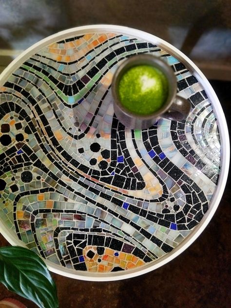 Wooden table decorated by hand with mosaic pieces. Mosaic Art Table Top, Small Round Mosaic Table Top, Table Top Mosaic Ideas, Mosaic Table Top Designs Patterns, Mosaic With Black Grout, Mosaic Ideas Beginner Pattern, Mosaic Trays Ideas, Mosaic Projects Ideas, Diy Mosaic Table Top