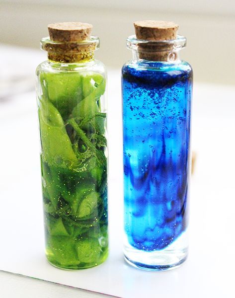 Make easy DIY Potions for your Halloween display using the Tombow MONO Aqua Liquid Glue! #halloween #tombow Diy Potion Bottles, How To Make Potions, Diy Potions, Potions Recipes, Halloween Potion Bottles, Halloween Apothecary, Harry Potter Potions, Witch Potion, Halloween Bottles