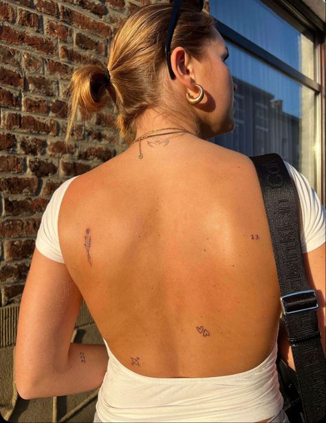 Tattoo Back Placement For Women, Back Simple Tattoos Women, Tiny Back Tattoo Women, Women Sticker Tattoos, Aesthetic Mini Tattoo Ideas, Cute Back Tattoos For Women Small, Fine Line Tattoo On Back, Simple Tattoos On Back, Small Dainty Back Tattoos