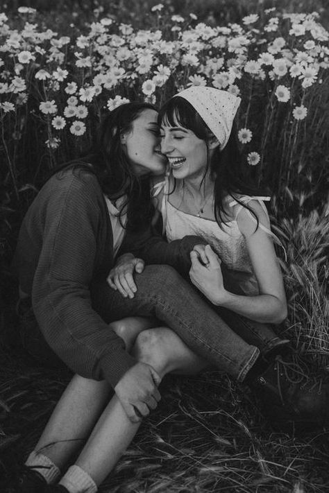 wlw black & white photoshoot Art Reference Poses Lesbian Couple, Lesbian Couple Poses For Pictures, Couple Poses Lesbian, Wlw Engagement Photos, Wlw Engagement, Wlw Pose Reference, Wlw Couple Poses, Wlw Christmas, Wlw Poses