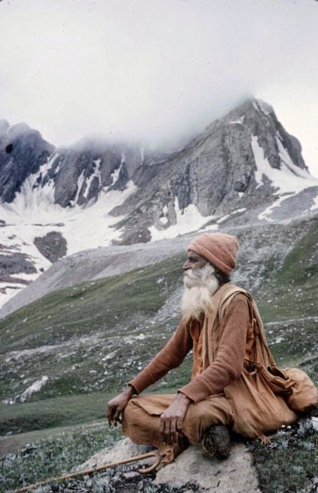 Meditating in the Himalayas: Transcendental India - images of deep meditation & communing with divinity How To Start Meditating, Arte Yoga, Happy Inspiration, India Images, Yoga Exercises, Pranayama, Bhutan, Mindfulness Meditation, People Of The World