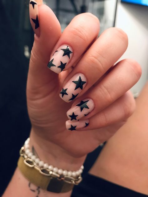 Nail art Short Nails With Star Design, Matte Star Nails, Natural Nail Designs Stars, Star Nails Christmas, White Nails Black Stars, Rock Star Nails Designs, Grungy Nail Designs, Dark Design Nails, Black Nails With Silver Stars