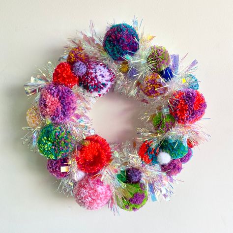 Xmas Crafts Kids, Pom Wreath, Handmade Christmas Wreaths, Xmas Wreaths, Christmas Crafts Decorations, Wonderful Time Of The Year, Christmas Wreaths Diy, Christmas Mood, Holiday Projects