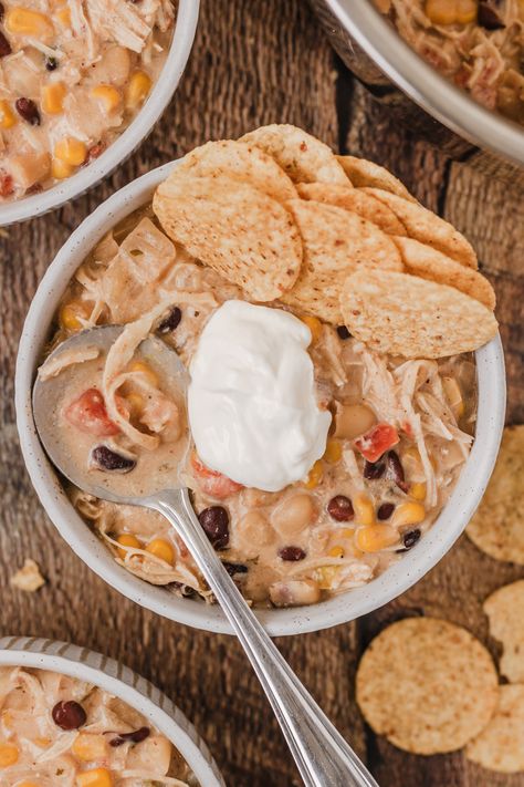 Grammy's Instant Pot White Chicken Chili - The Cookin Chicks White Chicken Chilli, Instant Pot White Chicken Chili, Pressure Cooker Chili, The Cookin Chicks, Chili Toppings, White Chili Chicken Recipe, Chicken Chili Recipe, Cheesy Pasta, White Chicken Chili