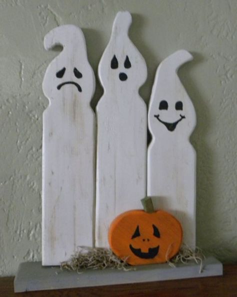 Wood Halloween Decorations, Creative Halloween Decorations, Dekorasi Halloween, Halloween Decor Diy, Fall Wood Crafts, Halloween Ghost Decorations, Halloween Wood Crafts, Adornos Halloween, Ghost Decoration