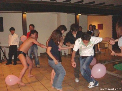 Put down lots of balloons on the floor.  The idea is then to break the balloon with different parts of your body. Stomp The Balloon Game, Balloon Dance, Balloon Games, Dance Games, Pool Party, Ball Exercises, Sport Shoes, Balloons