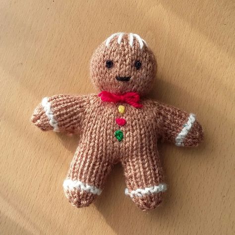 gingerbread man Man Knitting, Christmas Knitting Patterns Free, Christmas Knitting Patterns, Red Heart Yarn, Arm Knitting, Paintbox Yarn, Knitted Dolls, Christmas Knitting, Knitted Toys