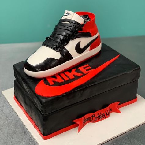 Air Jordan Cake, Sweet 16 For Boys, Jordan Tennis Shoes, Shoe Box Cake, Jordan Cake, Cool Nike Shoes, Jordan Shoes Wallpaper, Birthday Sheet Cakes, Shoe Cake