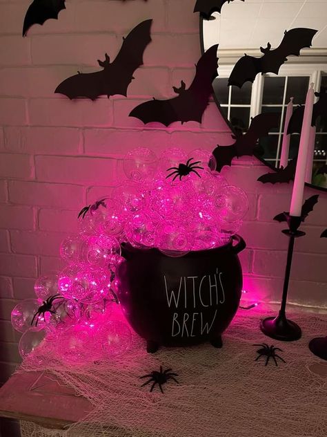 Disney Villain Party, Halloween Wallpaper Cute, Halloween Crafts Decorations, Fall Halloween Decor, Pink Halloween, Halloween Inspiration, Halloween Deco, Wonderful Time Of The Year, Halloween Home Decor