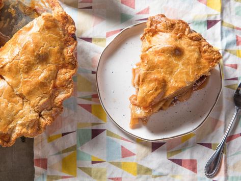 A classic apple pie with a golden and crisp crust and a thick and saucy filling that requires no precooking of apples. Old Fashioned Apple Pie, Pizza Sugar Cookie, Apple Picking Season, Apple Pie Recipe Easy, Paleo Snack, Classic Apple Pie, Easy Apple Pie, Apple Pie Recipe, Apple Filling