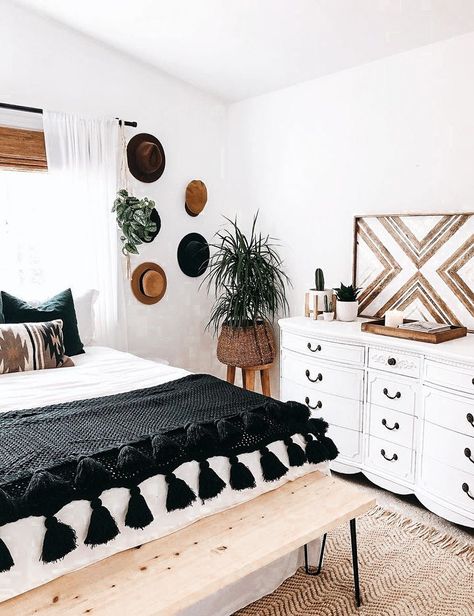 10 Bright and Airy Black and White Boho Bedroom Ideas - DIY Darlin' Bedroom Decor For Couples, Balanced Design, Dekorasi Kamar Tidur, Bedroom Black, Bohemian Bedroom, Bedroom Boho, Organic Materials, White Bedroom, Boho Bedroom