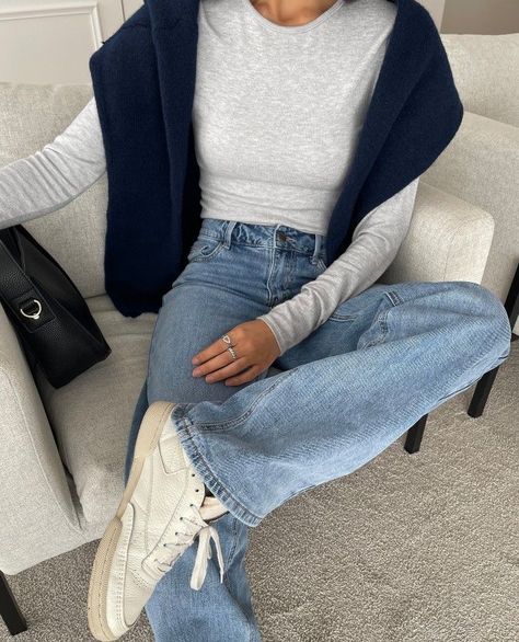 Simple Effortless Style, Pikes Place Market Seattle Outfit, Simple Elevated Outfits, Winter Outfits Gen Z, Weekend Jeans Outfit Casual, Casual Effortless Outfits, Outfit With Basics, London Spring Fashion 2024, Navy Blue Pullover Outfit