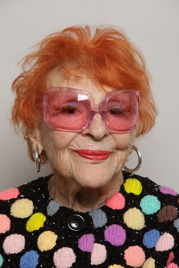 Cute Sunglasses On The Coolest Broads Ever: You've Gotta See Karen Walker's New Sunglasses Lookbook Cheveux Oranges, Bright Lips, Cute Sunglasses, Advanced Style, Ageless Beauty, Old Lady, Old Woman, Karen Walker, Orange Hair