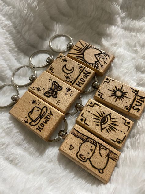 Cute and aesthetic handmade wood-burned keychains, varnished with danish oil for protection! 7 different options to choose from: Howdy cowboy hat, Butterfly, Moon and sun tarot cards, Mountain sunrise, cute koala tree hug, and a mystical eye version :) Wood Slice Ornament Burned, Wood Projects Aesthetic, Wood Burning Key Holder, Wood Keychain Painting, Personalized Laser Engraved Gifts, Best Selling Wood Projects Ideas, Wood Burn Keychain Ideas, Wood Burn Patterns, Wood Burned Keychain Ideas