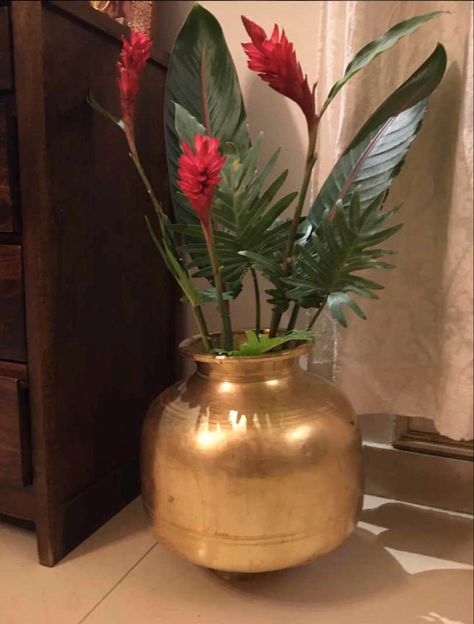 Brass Planters Ideas, Antique Homes, Paper Roses Diy, Home Flower Decor, Brass Decoration, Vintage Brass Decor, Home Decor Indian, Sacred Lotus, India Home Decor