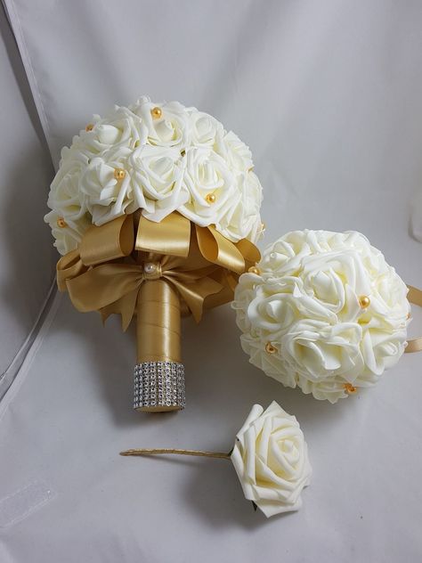 Bouquet Ball, Ivory Wedding Bouquet, Prom Props, Bridal Bouquet Styles, Homecoming Flowers, Nikah Decor, Prom Corsages, Ivory Bouquet Wedding, Gold Bouquet