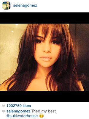 Selena Gomez wears clip-in bangs (and it actually works) Selena Bangs, Selena Gomez Haircut, Selena Gomez Bangs, Celebrity Bangs, Selena Gomez Hair, Bangs Fringe, Tiktok Art, Hair Colorful, Celebrity Haircuts