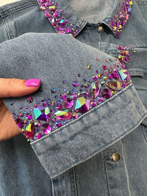 Bedazzled Jeans Jackets, Denim Jewelry Jacket, Bedazzled Jacket Diy, Bedazzled Blazer Diy, Denim Jacket Craft Ideas, Diy Clothes Design Dresses, Bejeweled Jean Jacket, Jean Jacket Decorating Ideas, Party Denim Jacket Embellished