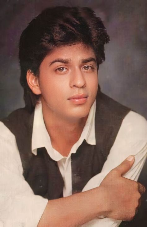 Sharukhan Aesthetic, Shah Rukh Khan Wallpapers Aesthetic, Shahrukh Khan 90s, Srk Pic, Srk 90s, Massage Funny, Disney Descendants Movie, 90s Bollywood Aesthetic, Full Hd Photo