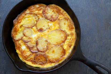 Tortilla Española (Spanish Tortilla) Sliced Fried Potatoes, Spanish Tortilla Recipe, Egg Tortilla, Spanish Potatoes, Spanish Tortilla, Quick Family Dinners, Tortilla Recipe, Simply Recipes, Cast Iron Skillet