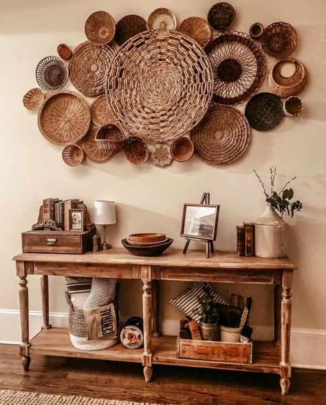 Basket Walls Boho Kitchen, Basket Wall Entryway, Wicker Basket Wall Art Diy, Basket Walls Boho Dining Room, Basket Wall Ideas, Basket Walls Boho, Wall Basket Decor Ideas, Basket Wall Boho, Boho Entry