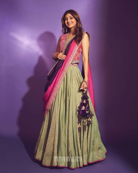 Elegant Skirt Outfits, Lehenga Saree Design, Function Dresses, Half Saree Lehenga, Mehendi Outfits, Pakistani Formal Dresses, Indian Outfits Lehenga, Lehnga Dress, Anarkali Dress Pattern