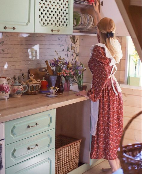 Vintage Housewife Aesthetic, Trad Wife Aesthetic, Traditional Wife, Victorian Home Ideas, Vintage Wife, Peer Gynt, Wife Aesthetic, Vintage Housewife, Happy Housewife