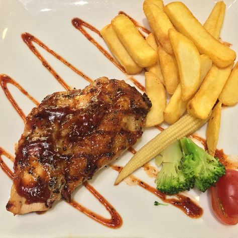 Chicken pepper steak Chicken Steak Plating, Plating Steak, Steak Ayam, Rice Menu, Plating Food, Menu Cafe, Steak Plates, Chicken Steak, Pepper Steak