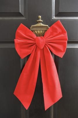 How To Make Christmas Tree Ribbon, Front Door Christmas Bows, Door Bows Christmas, Christmas Door Bow, Door Bow, 달력 디자인, Outside Christmas Decorations, Big Doors, How To Make Christmas Tree