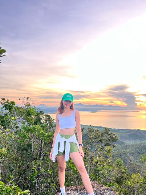 #hiking #mountains #hikingoutfitsummer #nature #aesthetic #aestheticnature #philippines Hiking Ootd Summer, Hiking Outfit Summer Aesthetic, Hiking Outfit Hawaii, Mountain Outfit Summer, Hiking Outfit Women Mountain, Casual Hiking Outfit Summer, Yosemite Outfit, Hike Outfit Summer, Summer Hiking Outfit Women