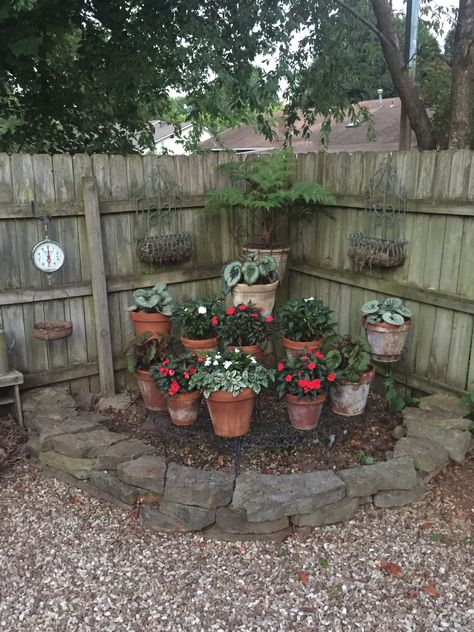 Garden Corner Ideas, Corner Landscaping, Tattoo Plant, Corner Ideas, Garden Corner, Corner Garden, Garden Makeover, Rock Garden Landscaping, Garden Backyard