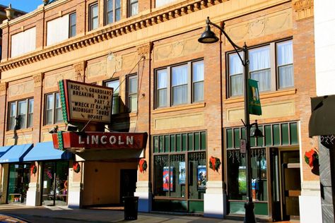 11 southern Illinois towns that are worth a visit - Wapiti Travel Carbondale Illinois, Belleville Illinois, Shawnee National Forest, Illinois Travel, Southern Illinois, House Museum, Water Tower, Vacation Places, Oh The Places Youll Go