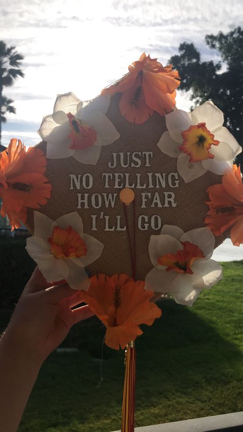 Hawaii Graduation Cap, Moana Grad Cap, Moana Graduation Cap, Grad Cap Ideas Disney, Disney Grad Caps, Senior Crown, College Graduation Cap Decoration, Crown Ideas, Grad Cap Designs