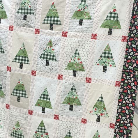 Quilt Tutorials and Free Patterns Christmas Tree Quilt Block, Tree Quilt Block, Tree Quilt Pattern, Christmas Tree Quilt, Fun Quilt, Christmas Quilt Patterns, Fat Quarter Quilt, Holiday Quilts, Tree Quilt