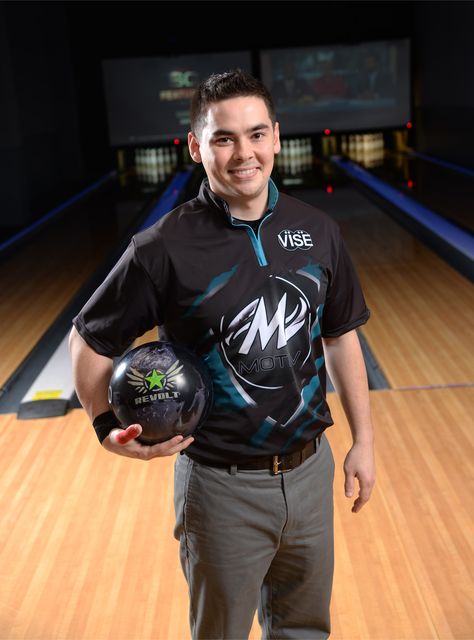 Bowling Pose Reference, Bowling Senior Pictures Guys, Bowling Poses, Bowling Senior Pictures, Bowling Alley Photoshoot, Bowling Photography, Bowling Pictures, Sports Poses, Senior Banner