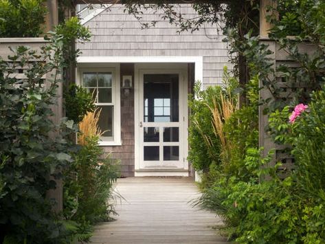 11 Garden Ideas to Steal from the Coast of Maine - Gardenista Key West Landscaping, Garden Site, Seaside Garden, Ranch Exterior, Stone Planters, Victorian Cottage, Classic Garden, Small Ponds, Public Garden