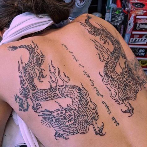 Dragon Tattoo On Back, Tato Naga, Pola Tato, Tato Henna, Inspiration Tattoos, Dragon Tattoos, Stylist Tattoos, Makijaż Smokey Eye, Spine Tattoos