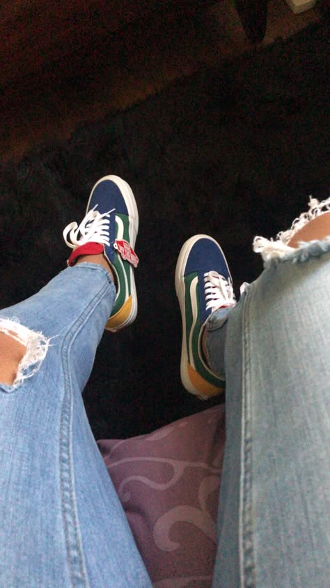 Yellow Vans, White Nike Shoes, Crop Top With Jeans, Jeans Outfit Women, Jordan Shoes Girls, Fresh Shoes, Hype Shoes, Mens Vans, Pretty Girl Outfits