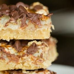 An ultimate recipe for Magic Bars - layers of crust, chocolate chips, coconut, pecans, caramel and sweetened condensed milk. Magic Cookies, Magic Bars Recipe, Bars Dessert, Brown Eyed Baker, Magic Cookie Bars, Layer Bars, Magic Bars, Sweet Bar, Dessert Dips