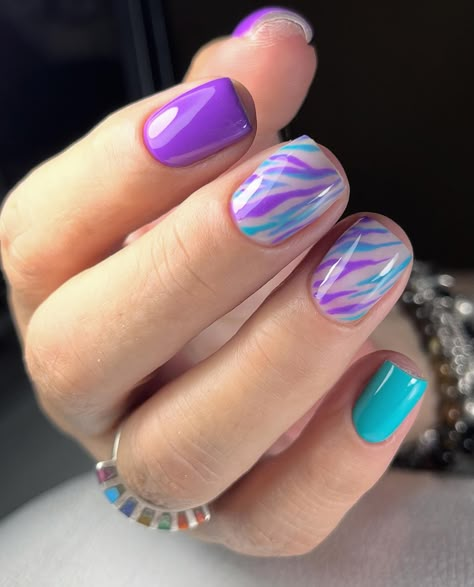 Short Gel Nails Summer Bright, Gel Nails Bright, Short Gel Nails Summer, Nails Summer Bright, Gel Nails For Summer, Neon Purple Nails, Gel Nails Summer, Teal Nail Designs, Bright Pink Nails