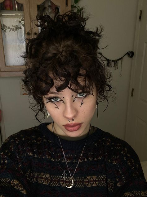 Selfie Photography Poses, Liner Eye Makeup, Alt Makeup, Goth Hair, Big Curly Hair, Boring Hair, Short Curly Haircuts, Selfie Photography, Graphic Liner