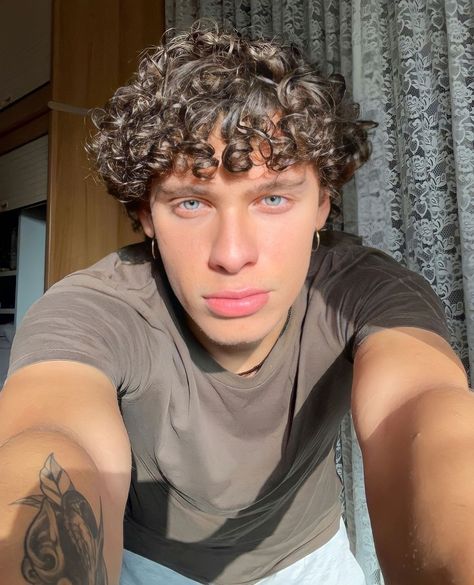 Riccardo Montabone, 2c Hair, Calvin Klein Campaign, Long Curly Hair Men, Men's Curly Hairstyles, Miles Spiderman, Men Haircut Curly Hair, Cute White Guys, Corte De Cabelo Masculino