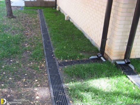 How To Make Drainage Around The house With Your Own Hands House Drainage System, Gutter Drainage, Inexpensive Backyard Ideas, Diy Retaining Wall, Landscape Drainage, Backyard Drainage, Landscaping Around House, Drainage Ditch, Yard Drainage