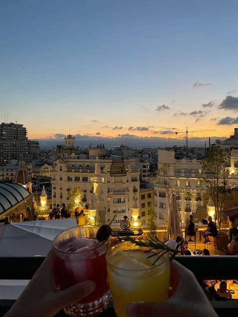 Spain Life Aesthetic, Spain Drinks, Valencia Spain Aesthetic, Valencia Aesthetic, Madrid Spain Aesthetic, Spain Vibes, Night Walking Aesthetic, Spain Trip, Spain Aesthetic