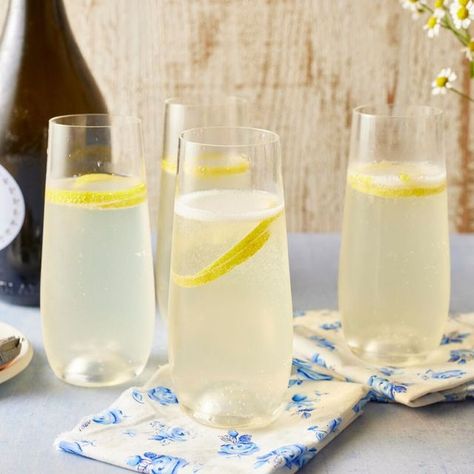 best prosecco brands Sparkling Margarita, French 75 Cocktail Recipes, New Years Eve Drinks, French 75 Cocktail, Raspberry Sherbet, Champagne Cocktails, New Years Eve Dinner, Batch Cocktails, Christmas Dinner Menu