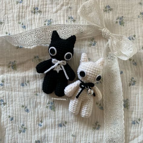 Crochet Tiny Cat Free Pattern, Cat Crochet Plushie, Tiny Cat Crochet, Cute Crochet Ideas Easy, Crochet Trinkets, Crochet Cat Doll, Puppy Crochet Pattern, Crocheted Bags, Crochet Tutorial Pattern