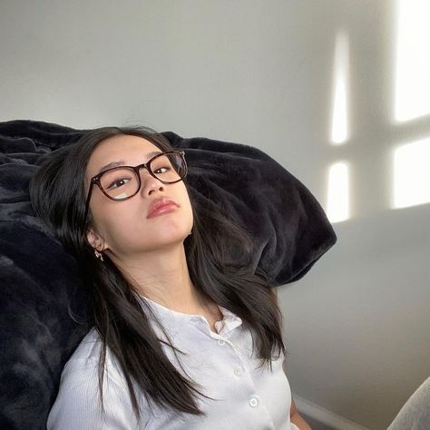 Maxine Liu, Nails Selfie, The Inheritance Games, Glasses Inspiration, Mode Ulzzang, Inheritance Games, Beauty Hairstyles, Foto Poses, Trik Fotografi