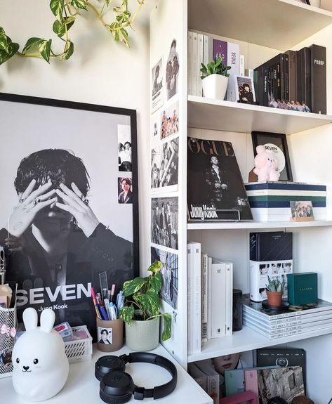 Kpop Room Aesthetic Shelf, Shelf Decor Kpop, Kpop Display Ideas, K Pop Album Shelf, K Pop Shelf Ideas, K Pop Bedroom Ideas, Kpop Shelf Ideas, K-pop Room, Kpop Albums Shelf